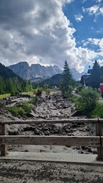 Nach anhaltenden Regenfällen hat sich heute (17. Juni) eine Mure in den Seresbach in Campill in der Gemeinde St. Martin in Thurn gewälzt, Freiwillige Feuerwehren, Wildbachverbauung, Landesforstkorps und Landesgeologen sind mit Baggern und Lastkraftwagen im Einsatz. (Foto: LPA/Landesamt für Wildbachverbauung Ost/Thomas Gamper)