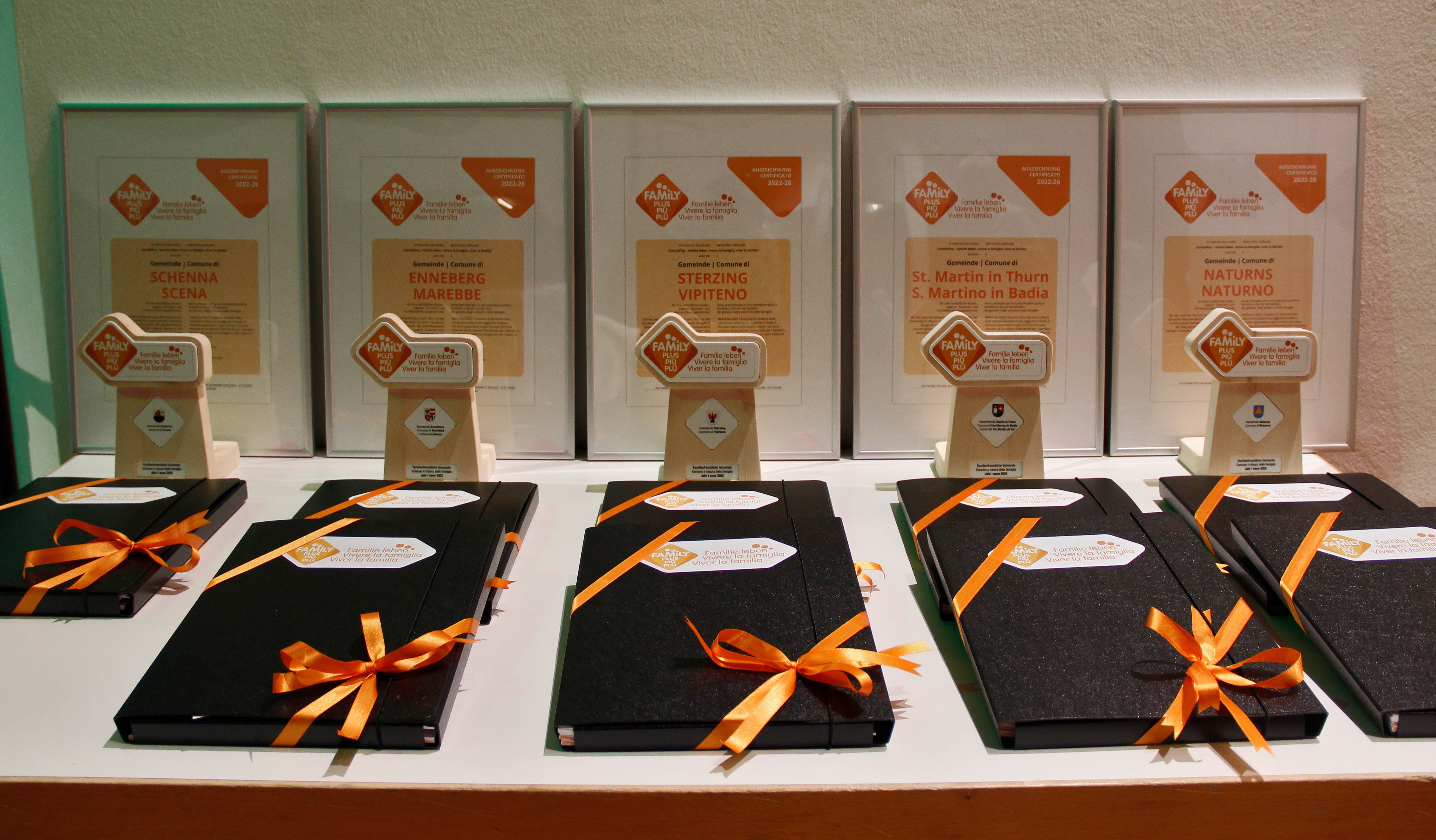 Coche sest chemun dla provinzia à Urtijëi stlut ju cun suzes l pruzedimënt de zertificazion Audit FamilyPlus. Ai 19 de mei unirà l zertificat sëurandat dal’assessëura provinziela Waltraud Deeg. (Foto: USP/Greta Stuefer)