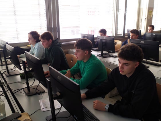 Vista dell'aula informatica della scuola "Heinrich Kunter" di Bolzano durante il quiz sull'educazione politica che ha coinvolto un totale di 64 studenti. (Foto: USP/Ripartizione Pedagogica della Direzione Istruzione e Formazione tedesca/Paolo Debertol)