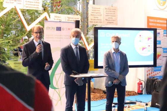 Neuen Warnlagebericht vorgestellt und freigeschaltet (v.l.): Agenturdirektor Unterweger, Bevölkerungsschutzlandesrat Schuler, Direktor des Landeswarnzentrums und stellvertretender Direktor der Agentur für Bevölkerungsschutz Willigis Gallmetzer (Foto: LPA/Maja Clara)