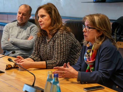 Die Vertreter und Vertreterinnen der Gewerkschaft der Kinderärztinnen und Kinderärzte FIMP in Südtirol (v.l.) Gerhard Hölzl, Emanuela Pedevilla  und Rosalba Leuzzi. (Foto: LPA/Fabio Brucculeri)