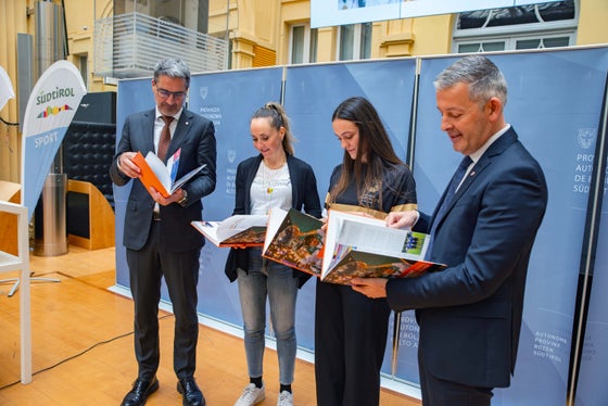 Lettori interessati: il presidente Arno Kompatscher, la mountain biker Eva Lechner, la giocatrice di badminton Yasmine Hamza e l'assessore allo Sport Peter Brunner. (Foto: ASP/Greta Stuefer)