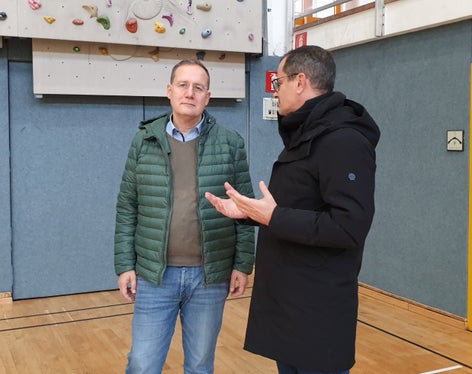 A sinistra l'assessore Massimo Bessone durante il sopralluogo in una scuola (Foto: ASP) 