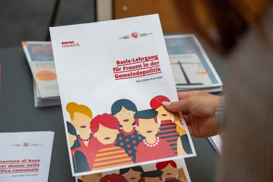 Der Basis-Lehrgang für Frauen in der Politik ist heuer bereits erfolgreich über die Bühne gegangen. Nun folgt der Aufbau-Lehrgang für bereits politisch aktive Frauen. Eine interessante Veranstaltung, die sich an alle Interessierten richtet, wird am 20. Juni in der Eurac geboten.  (Foto: LPA/Greta Stuefer)