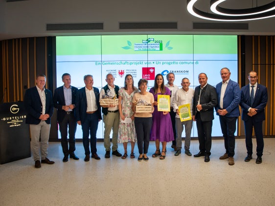 I vincitori del Tirolo e dell'Alto Adige con gli ospiti d'onore di "Il turismo incontra l'agricoltura". Da sinistra a destra: il presidente del Bauernbund Daniel Gasser, l'assessore provinciale Luis Walcher, il sindaco di Nova Ponente Markus Daum, Berno Mühlburger (Osttirol - "Farm to Table, Fresh from the Field into the Pots of Top Chefs"), Johanna Kompatscher ("Eggental Taste Local"), un'altra premiata della Val d'Ega, Stephanie Völser (Val d'Ega), Hanspeter Sandler (Osttirol), Oskar Januschke (Osttirol), il vicepresidente del Tirolo e consigliere provinciale Josef Geisler, il presidente dell'HGV Manfred Pinzger e il segretario generale della Camera di Commercio Alfred Aberer. (Foto: ASP/Fabio Brucculeri)