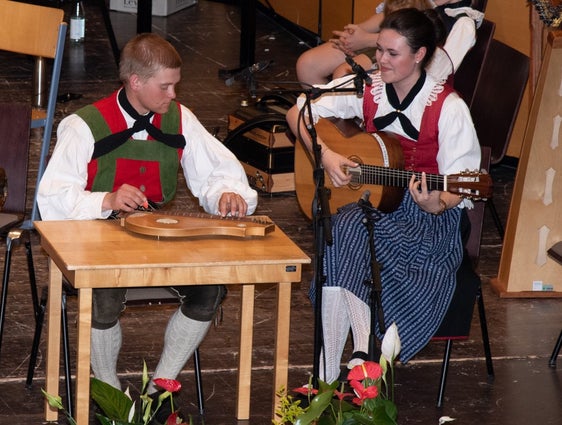 Die Steirische Harmonika war beim Südtiroler Volksmusikwettbewerb wie schon des Öfteren das am häufigsten gespielte Instrument , dafür gab es bei den Gruppen vielfältige instrumentale Zusammensetzungen. Im Bild "Die Bandlkraler" mit Sybille Katharina Siller an der Gitarre und Michael Mühlsteiger am Raffele. (Foto: LPA/Franz Hermeter)