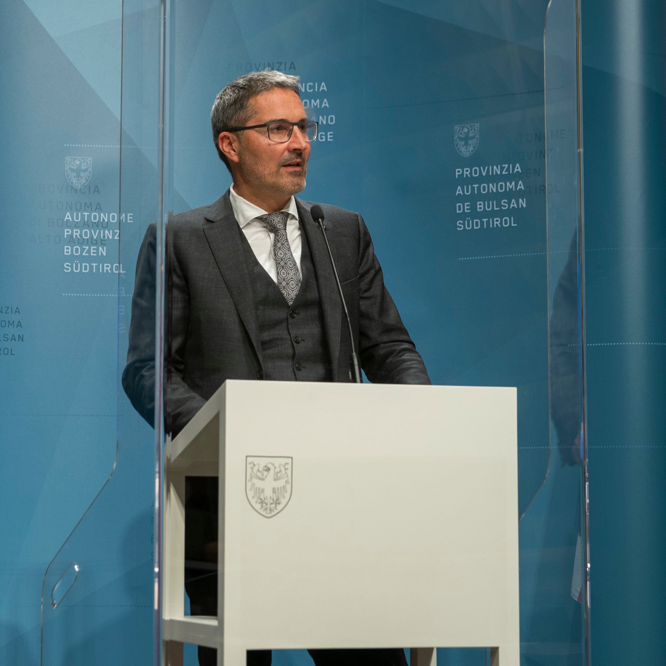 Landeshauptmann Kompatscher sagte heute auch, die Zusammenarbeit zwischen Südtirol, Trentino in Friaul im Hinblick auf die örtliche Immobiliensteuer werde durch ein ehemals gemeinsames Grundbuch- und Katastersystem begünstigt. (Foto: LPA/Fabio Brucculeri)