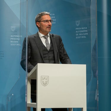 Landeshauptmann Kompatscher sagte heute auch, die Zusammenarbeit zwischen Südtirol, Trentino in Friaul im Hinblick auf die örtliche Immobiliensteuer werde durch ein ehemals gemeinsames Grundbuch- und Katastersystem begünstigt. (Foto: LPA/Fabio Brucculeri)