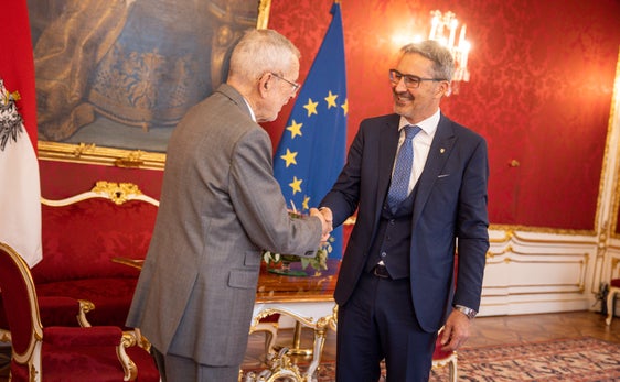 Landeshauptmann Arno Kompatscher (r.) ist in Wien mit Bundespräsident Alexander Van der Bellen zu einem Gespräch zusammengetroffen. (Foto: HBF/Daniel Trippolt)