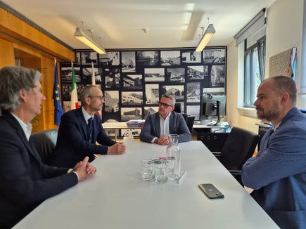 Nella sala riunioni dell'Ufficio del Libro fondiario di Monguelfo: da sinistra Peter Kasal (direttore della Ripartizione Catasto e Libro fondiario), il nuovo direttore Klaus Brunner, l'assessore provinciale Christian Bianchi e il direttore di Dipartimento Daniel Bedin. (Foto: USP/Gianluca Crocco)