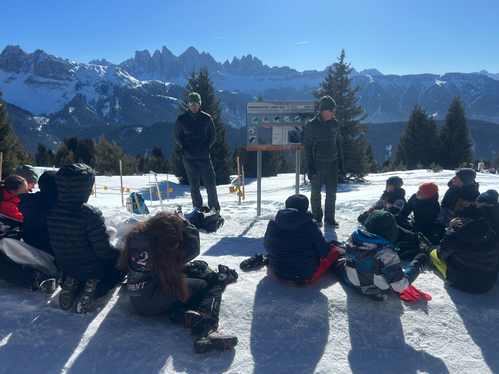Welche Wildtiere sind im Winter aktiv? Welche Verhaltensregeln gelten im Wald? Das und mehr erfuhren die Schülerinnen und Schüler bei den Wintertagen auf der Plose. (Foto: LPA/Forstinspektorat Brixen)