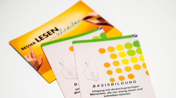 Was tun, wenn deutschsprachige Erwachsene Gebrauchs- und Sachtexte nicht verstehen? Mit einem Unterstützungsangebot wollen das Landesamt für Weiterbildung und die KVW Bildung Betroffenen helfen. Infos bietet ein kostenloses Online-Seminar am 14. November. (Foto: LPA/Landesamt für Weiterbildung)