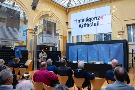 "Künstliche Intelligenz liefert faszinierende Ergebnisse, hat aber auch Grenzen", sagte Professor Montali (stehend) von der Freien Universität Bozen. (Foto: LPA/Greta Stuefer)