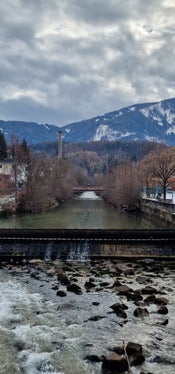 Aus Gründen der Arbeitssicherheit und wegen der geringen Breite der Fahrbahn ist es notwendig, den von den Arbeiten betroffenen Abschnitt der Rienz in Bruneck ab dem 2. März zu sperren; die Arbeiten werden voraussichtlich am 29. Mai abgeschlossen. (Foto: LPA/Landesamt für Wildbach- und Lawinenverbauung Ost in der Agentur für Bevölkerungsschutz)