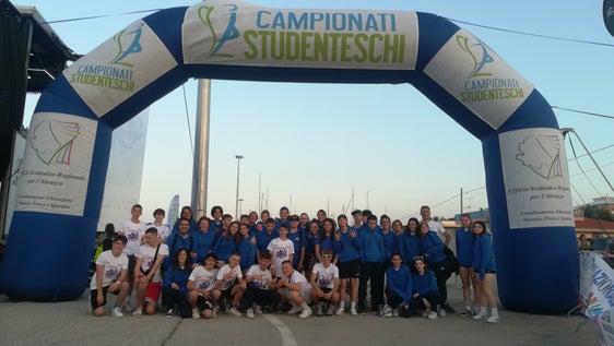 Foto di gruppo della squadra altoatesina che prende parte alla Festa Nazionale dello Sport che si svolge a Roseto degli Abruzzi (Foto: ASP)