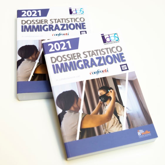 La copertina del Dossier statistico sull'immigrazione pubblicato dal Centro Studi e Ricerche IDOS (Foto: ASP/Fabio Brucculeri)