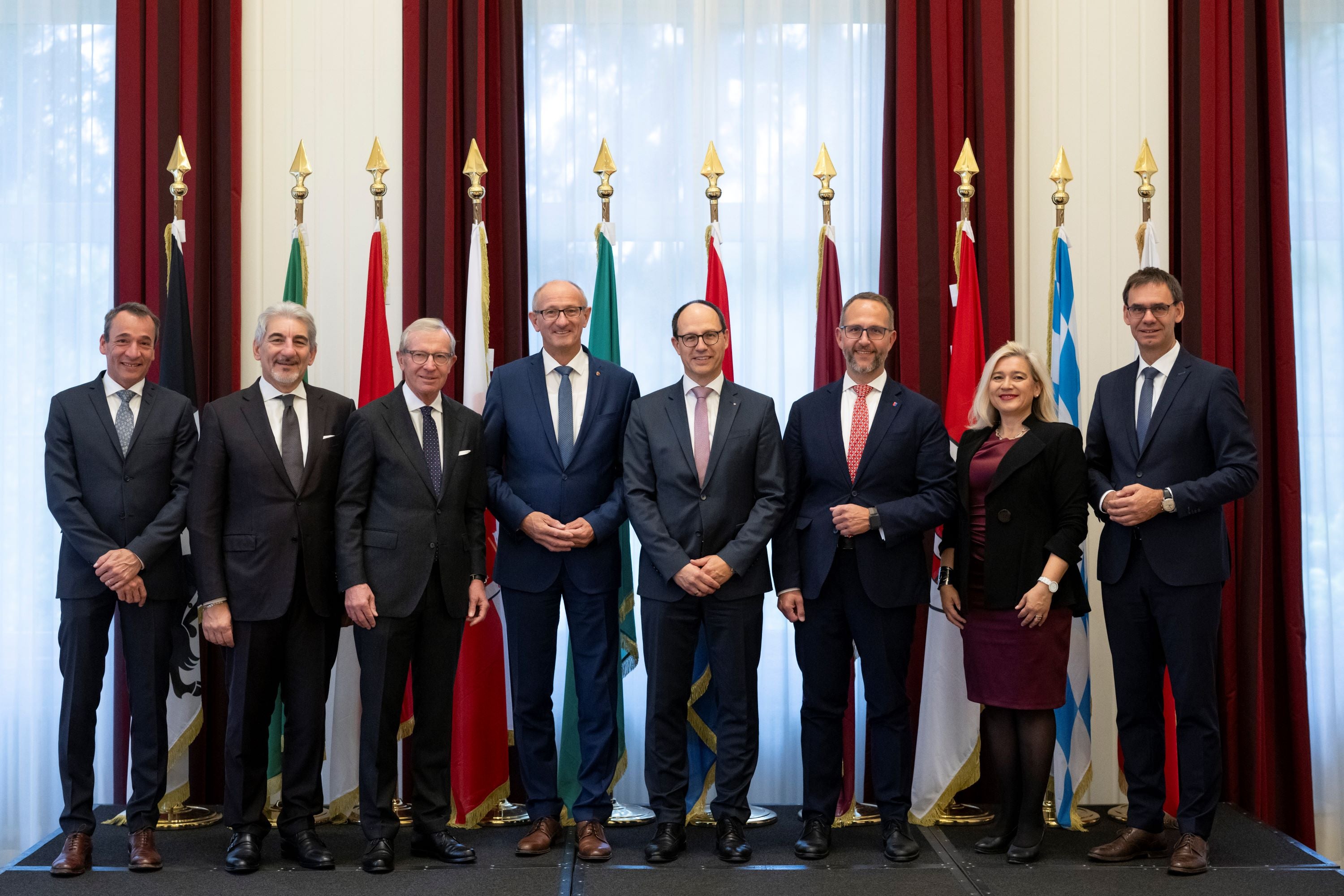 La 54esima conferenza dei capi di Governo Arge-Alp con (da sinistra): il consigliere di Governo cantonale Martin Bühler (Cantone dei Grigioni), il sottosegretario Raffaele Cattaneo (Regione Lombardia), il presidente Wilfried Haslauer (Land Salisburgo), il presidente Anton Mattle (Land Tirolo), il consigliere di Governo cantonale Marc Mächler (Cantone di San Gallo), il consigliere cantonale Norman Gobbi (Cantone del Ticino), la ministra di Stato Melanie Huml (Baviera), il presidente Markus Wallner (Land Vorarlberg) (Foto: Arge Alp)