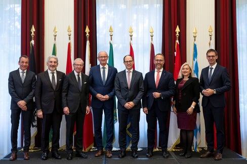 La 54esima conferenza dei capi di Governo Arge-Alp con (da sinistra): il consigliere di Governo cantonale Martin Bühler (Cantone dei Grigioni), il sottosegretario Raffaele Cattaneo (Regione Lombardia), il presidente Wilfried Haslauer (Land Salisburgo), il presidente Anton Mattle (Land Tirolo), il consigliere di Governo cantonale Marc Mächler (Cantone di San Gallo), il consigliere cantonale Norman Gobbi (Cantone del Ticino), la ministra di Stato Melanie Huml (Baviera), il presidente Markus Wallner (Land Vorarlberg) (Foto: Arge Alp)