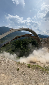 Demolizione di parti del vecchio arco del ponte lungo 160 metri a Castel d'Ultimo (Foto: ASP/Ingo Dejaco)