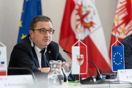 Der Landeshauptmann des Trentino Maurizio Fugatti: Der Digitale Historische Atlas vernetzt wichtige Kultureinrichtungen und eröffnet neue Perspektiven der Kommunikation und Zusammenarbeit.&nbsp;(Foto: LPA/Tiberio Sorvillo)