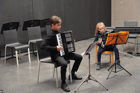 Unter dem Motto Die Farben des Akkordeons wird sowohl solistisch als auch im Ensemble musiziert; im Bild Markus Wachtler und Maria Huber. (Foto: LPA/Konrad Pichler)