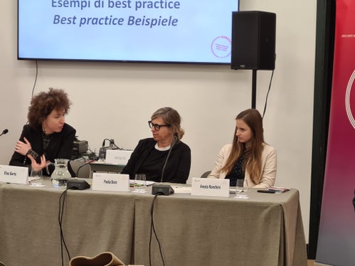 Elisa Bertò (Euregio-Generalsekretärin), Paola Borz (Direktorin der Trentino School of Management) und Arezia Ronchini (Dienststelle für Tourismus und Sport der Provinz Trient) bei der Vorstellung in der Casa Moggioli. (Foto: Land Trentino) 