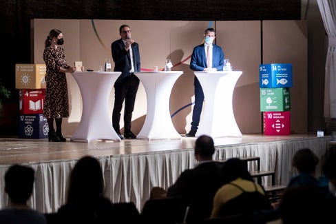 Insieme per la sostenibilità, lo hanno sostenuto (da sx) la moderatrice Drescher, il Presidente Kompatscher e l'assessore Alfreider nella prima serata dedicata alla strategia di sostenibilità. (Foto: ASP/Tiberio Sorvillo)