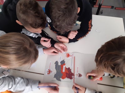 Euregio incontra la scola (Euregio se anconta cun la scola) tl Trentin: quiz y ativiteies de juech per la tlasses dala cuarta elementera nchin su ala cuinta scola auta (Foto: Euregio)