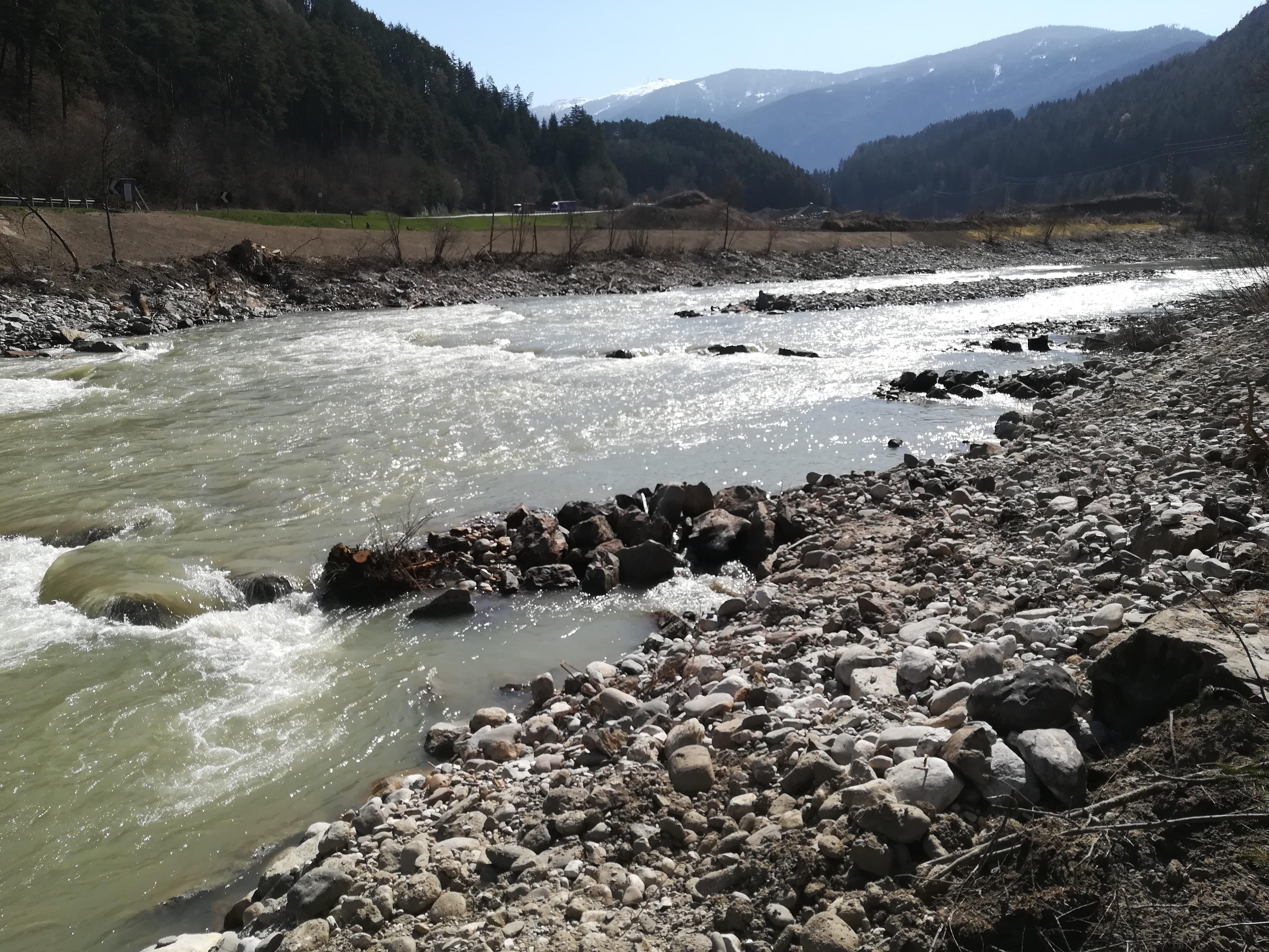 Die Südtiroler Landesverwaltung hat infolge des Zweiten Autonomiestatuts 1973 das Eigentum am öffentlichen Wassergut übernommen und damit auch die Aufgaben, dieses Gut zu verwalten, seine Nutzung zu regeln, diese zu kontrollieren und die öffentlichen Gewässer rundum zu schützen. Im Bild die Rienz bei Ehrenburg. (Foto: LPA/Landesamt für Wildbach- und Lawinenverbauung Ost)