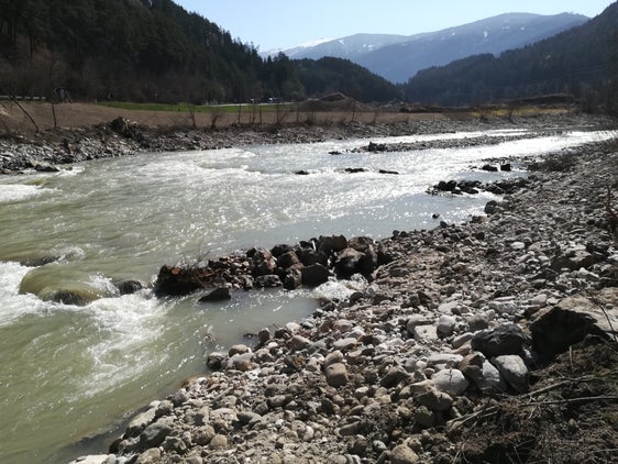 Die Südtiroler Landesverwaltung hat infolge des Zweiten Autonomiestatuts 1973 das Eigentum am öffentlichen Wassergut übernommen und damit auch die Aufgaben, dieses Gut zu verwalten, seine Nutzung zu regeln, diese zu kontrollieren und die öffentlichen Gewässer rundum zu schützen. Im Bild die Rienz bei Ehrenburg. (Foto: LPA/Landesamt für Wildbach- und Lawinenverbauung Ost)