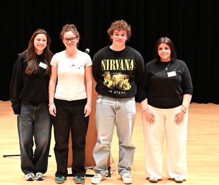 Il team 5, vincitore del Day of Debating 2025: (da sinistra) Emma Hofer, Lilith Covi, Manuel Rinina e Nossayba Zroudi. (Foto: USP/Direzione istruzione e formazione tedesca)