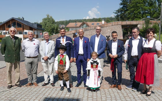 Gruppenbild bei der Übergabe des Bahnhofvorplatzes in Klobenstein: Bruno Hosp, Kurt Prast, Ferdinand Rottensteiner, Daniel Alfreider, Dieter Steger, Paul Lintner, Joachim Dejaco, Markus Untermarzoner, Rita Hermeter (Foto: LPA/Margit Perathoner)