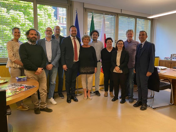 Bei dem Treffen wurde die Bedeutung von Investitionen in lebenslanges Lernen als grundlegendes Instrument für die nachhaltige Entwicklung in Südtirol bekräftigt. Im Bild Vertreterinnen und Vertreter der italienischen Weiterbildungsorganisationen mit dem Landesrat für italienische Bildung und Kultur Marco Galateo (im Zentrum). (Foto: LPA/Agenzie di educazione permanente)