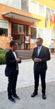 Hauptschulamtsleiter Gullotta (links) und Landesrat Galateo (rechts) setzen in diesem Schuljahr weiterhin auf eine gute Zusammenarbeit aller Beteiligten zum Wohle der Schülerinnen und Schüler. (Foto: LPA/Thomas Laconi)