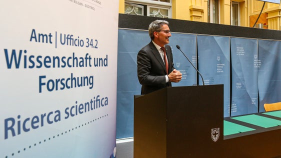 Landeshauptmann Arno Kompatscher unterstützt die Südtiroler Forschungs- und Innovationspolitik und ihr Ziel Akteuren ein arbeitsfähiges Umfeld und Vernetzungsmöglichkeiten bieten zu können. (Foto: LPA/Ingrid Silginer)