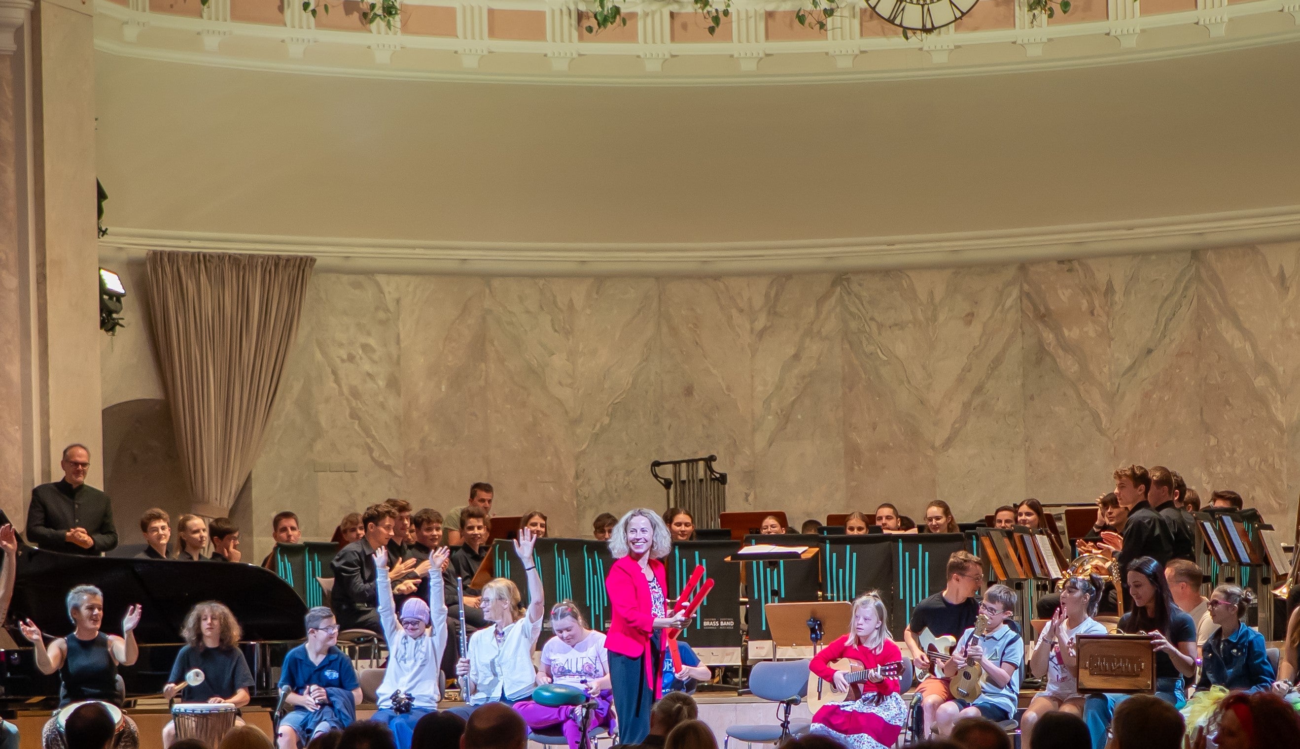 Petra Linecker, Ansprechpartnerin für Inklusion im oberösterreichischen Musikschulwerk, referierte in Meran darüber, wie inklusives Musizieren an Musikschulen gelingt - unterstützt wurde sie dabei von musikbegeisterten Kindern und Jugendlichen. (Foto: LPA/Nathan Chizzali)