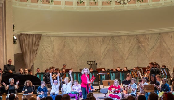 Petra Linecker, referente per l'inclusione nell'istituto musicale dell'Alta Austria, ha parlato a Merano di come il fare musica in modo inclusivo - con il sostegno di bambini e giovani amanti della musica - possa avere successo. (Foto: USP/Nathan Chizzali)