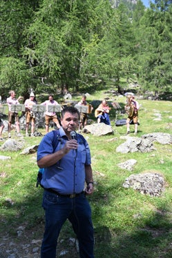 Landesgeologe Volkmar Mair bei der Eröffnung am 25. Juli; im Hintergrund die Walburger Tanzlmusi. (Foto: LPA/Landesamt für Geologie und Baustoffprüfung) (Foto: LPA/Landesamt für Geologie und Baustoffprüfung)
