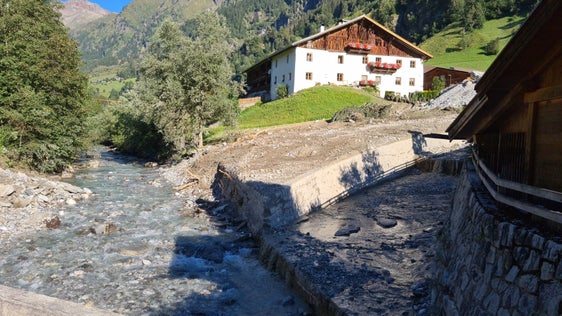 Die Wildbachverbauung hat das Bachbett des Kogbaches in St. Anton in Innerpflersch (im Bild rechts, bei seiner Mündung in den Pflerscherbach) vom am 5. August angeschwemmten Material geräumt. (Foto: LPA/Landesamt für Wildbach- und Lawinenverbauung Nord in der Agentur für Bevölkerungsschutz)