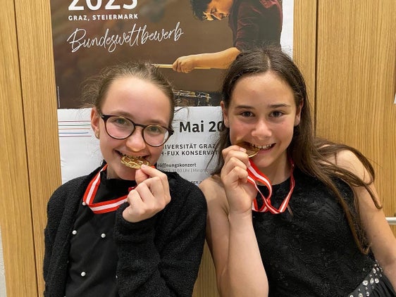 Le giovani suonatrici di cetra Maria Dorfmann e Greta Schacher (Scuola musicale Chiusa/Siusi) sono felici del loro successo al concorso nazionale di Graz (Foto: ASP/Reinhilde Gamper)