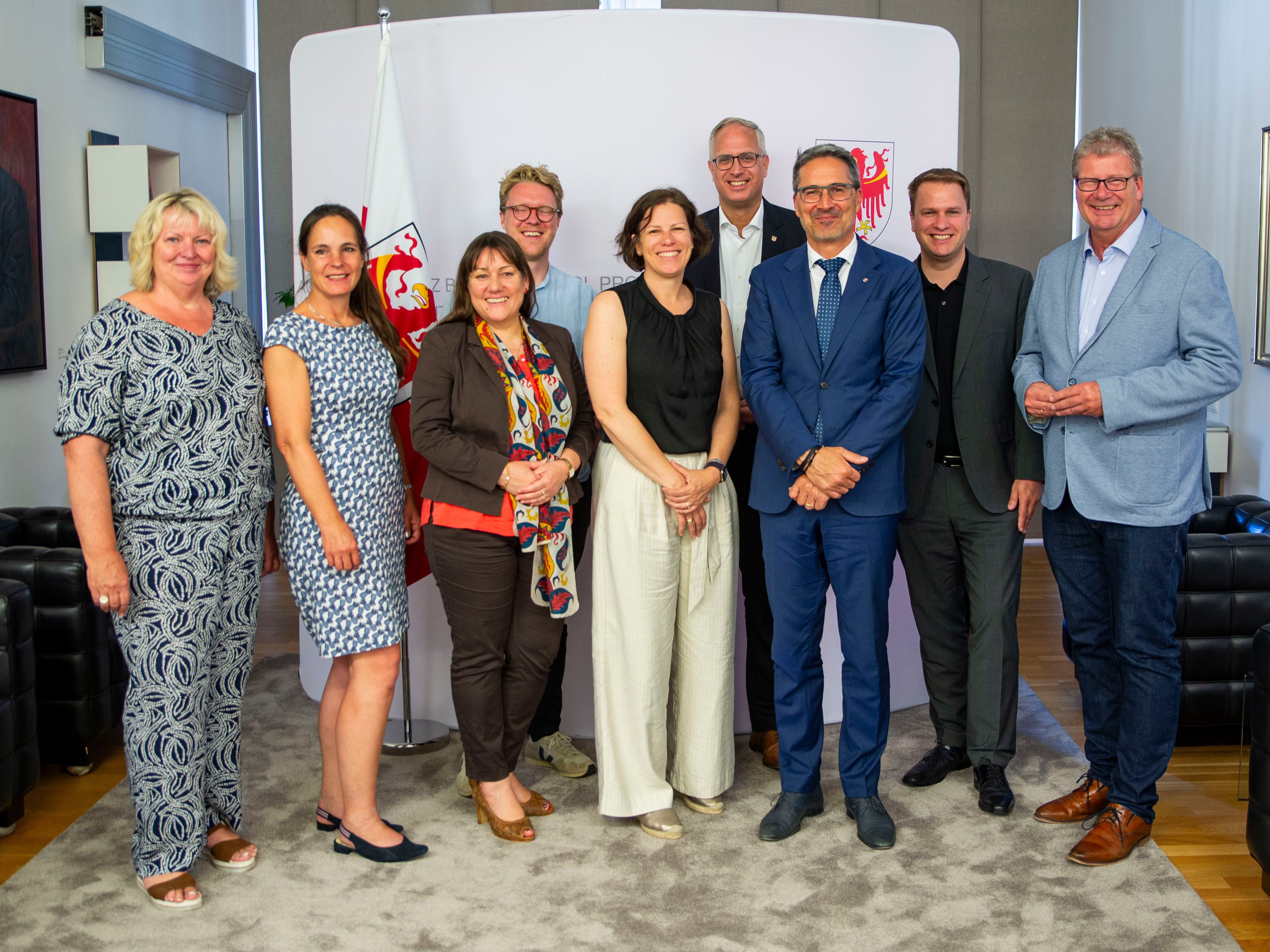 Un confronto a 360 gradi tra Alto Adige e Schleswig-Holstein. Nella foto la delegazione dello stato tedesco guidata dalla presidente del Parlamento, Kristina Herbst (nella foto la quinta da sinistra), posa con il presidente altoatesino Arno Kompatscher (nella foto il terzo da destra) (Foto: ASP/Fabio Bruccuerli)
