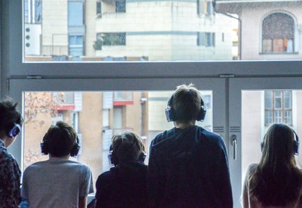 100 Mittelschülerinnen und Mittelschüler aus Bozen-Gries, Eppan und Mölten haben mit elf Studierenden der Fakultät für Design und Künste eine Klangperformance erarbeitet. (Foto: LPA)