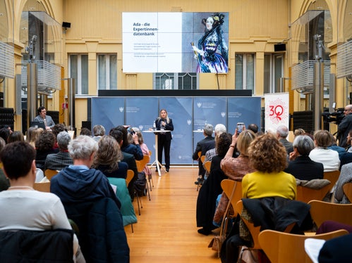 “È giunto il momento non solo di richiedere questi cambiamenti, ma anche di attuarli, se necessario anche attraverso la soppressione dei contributi pubblici, se continua a prevalere l'idea che ‘avremmo assunto una donna, ma non ne abbiamo trovata una’”, ha affermato Ulrike Oberhammer, presidente della Commissione provinciale per le pari opportunità per le donne. (Foto: USP/Fabio Brucculeri)