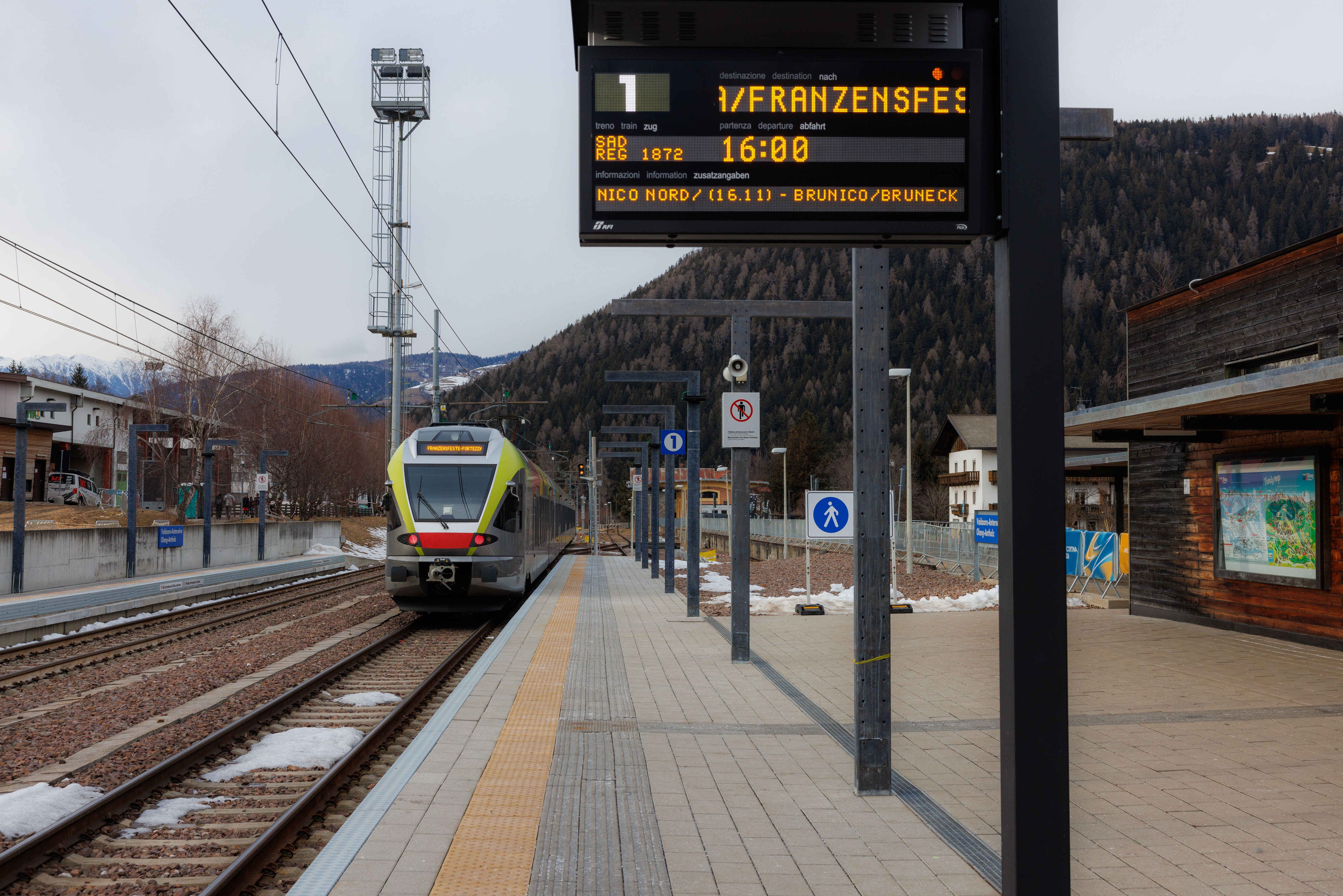 Die Pustertalbahn hat sich als Zubringer für die Zuschauerinnen und Zuschauer der Olympischen Bewerbe in Antholz bereits in der ersten Woche bewährt. (Foto: LPA/Ivan Brentegani)