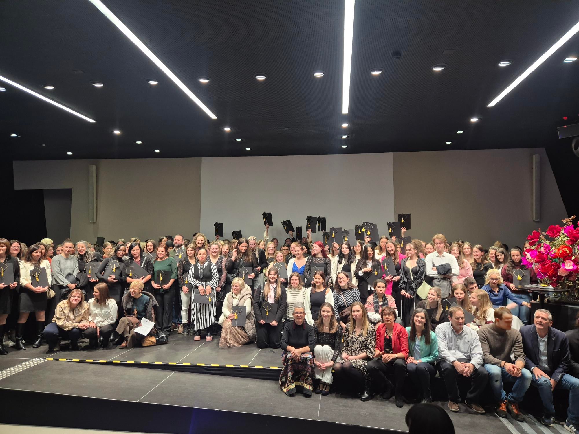 244 Absolventinnen und Absolventen der Landesfachschule für Sozialberufe Hannah Arendt haben am 27. November im Auditorium des NOI Techparks&nbsp;ihre Abschlussdiplome erhalten. (Foto: LPA/Landesfachschule für Sozialberufe Hannah Arendt)