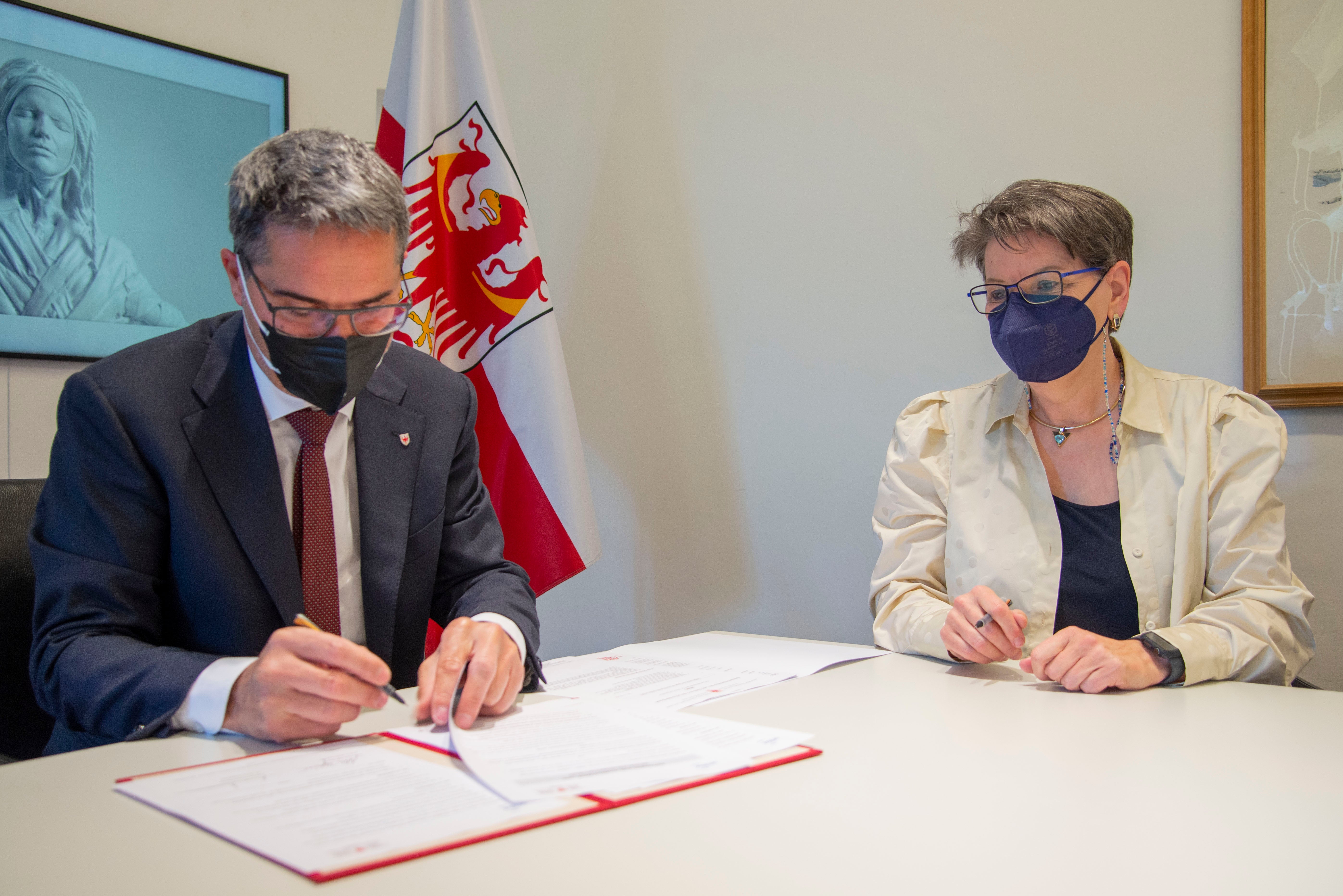 Il presidente della Giunta Kompatscher e la presidentessa di Unibz Tappeiner firmano il rinnovo dell'accordo sui tirocini (Foto ASP/Fabio Brucculeri) 