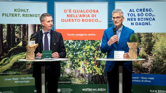 Presentata la campagna "respiro del bosco - fla dl bosch". L'assessore provinciale alle Foreste Luis Walcher (a sinistra) e il direttore della Ripartizione provinciale Servizio forestale Günther Unterthiner. (Foto: USP/Fabio Brucculeri)