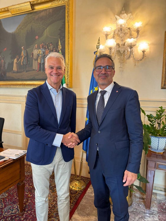 La stretta di mano tra il ministro per la Pubblica amministrazione, Paolo Zangrillo, e il presidente della Provincia autonoma di Bolzano, Arno Kompatscher, al termine del cordiale incontro del 2 settembre, a Roma. (Foto: USP)