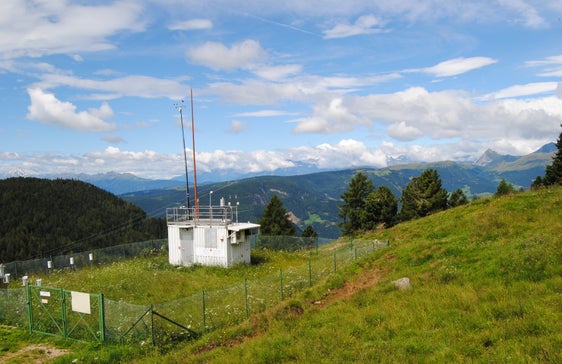 Die anhaltende Rekordhitze samt Sonneneinstrahlung hat am gestrigen Mittwoch (20. Juli) zur Überschreitung der Ozon-Informationsschwelle in Leifers und am Ritten geführt. Im Bild die Messstation am Ritten (Foto: LPA/Umweltagentur)