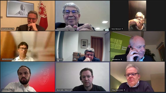 A colloquio sull'economia futura dell'Alto Adige il presidente Kompatscher, gli assessori Achammer e Schuler e i vertici di Economia Alto Adige. (Foto: ASP) 